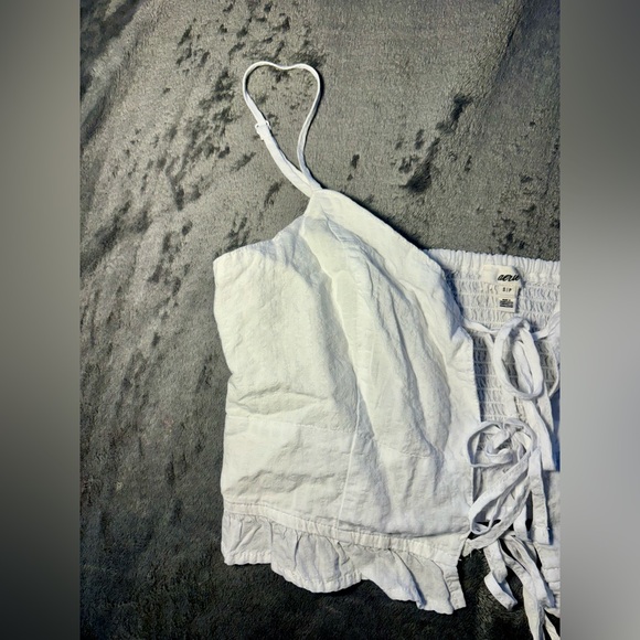 A cute white crop top with bows, would be perfect for summer!🤍 - Picture 4 of 5